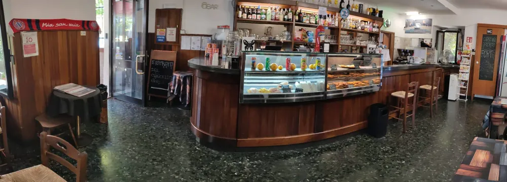 Il bancone in legno con la vetrina di brioche e tramezzini al Bar Buffet al Gatto Nero
