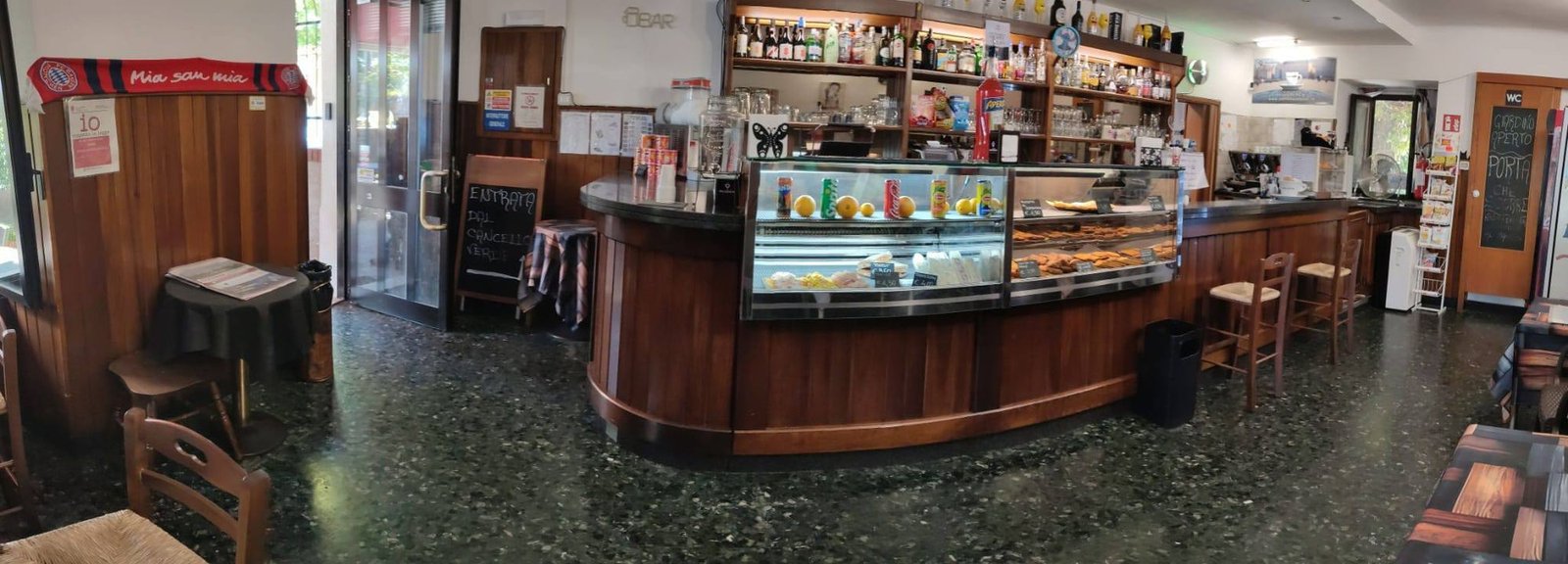 Il bancone del bar con la vetrina delle brioche al mattino, a Trieste