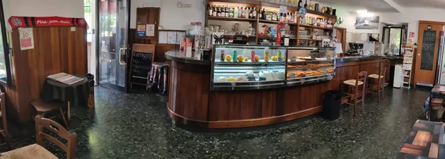 Il bancone in legno con la vetrina di brioche e tramezzini