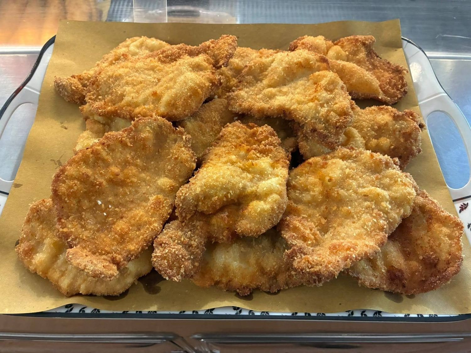 Piatto con cotoletta e contorno pronto per la pausa pranzo