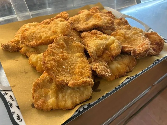 Cotolette impanate dorate sul vassoio del buffet