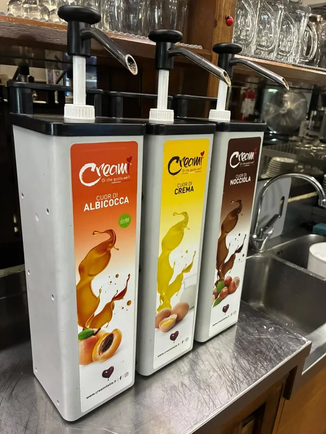 Il banco del bar al mattino a Trieste