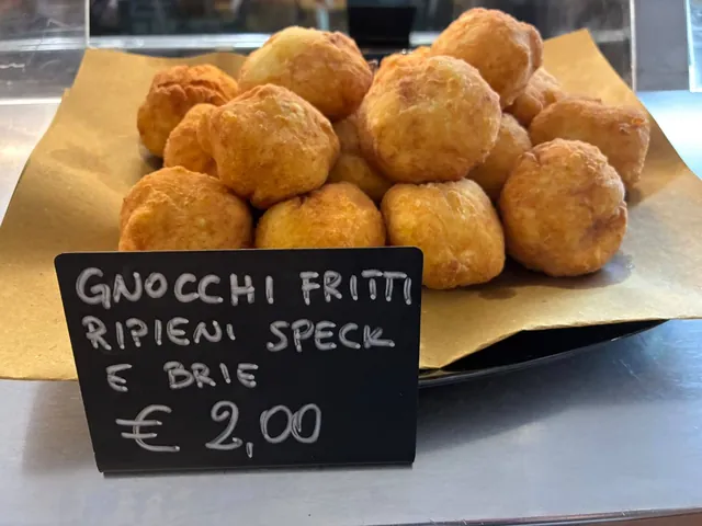 Gnocchi fritti ripieni di speck e brie