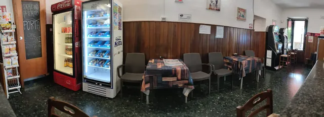 La sala interna con i tavoli e la boiserie in legno