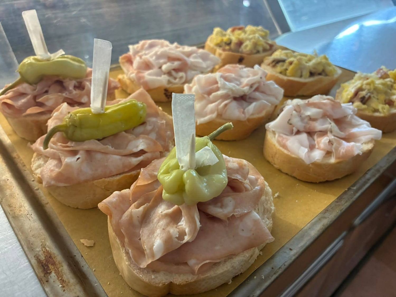 Tartine e crostini preparati per l'aperitivo
