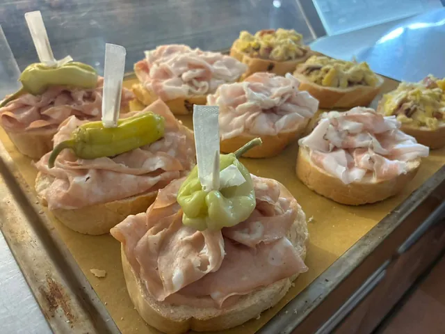 Crostini e tartine assortite pronte per l'aperitivo in un bar di Trieste