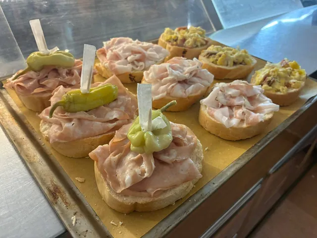 Tartine con mortadella e peperoncino verde